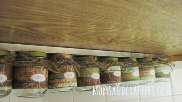Upcycle Baby Food Jars – DIY Spice Rack