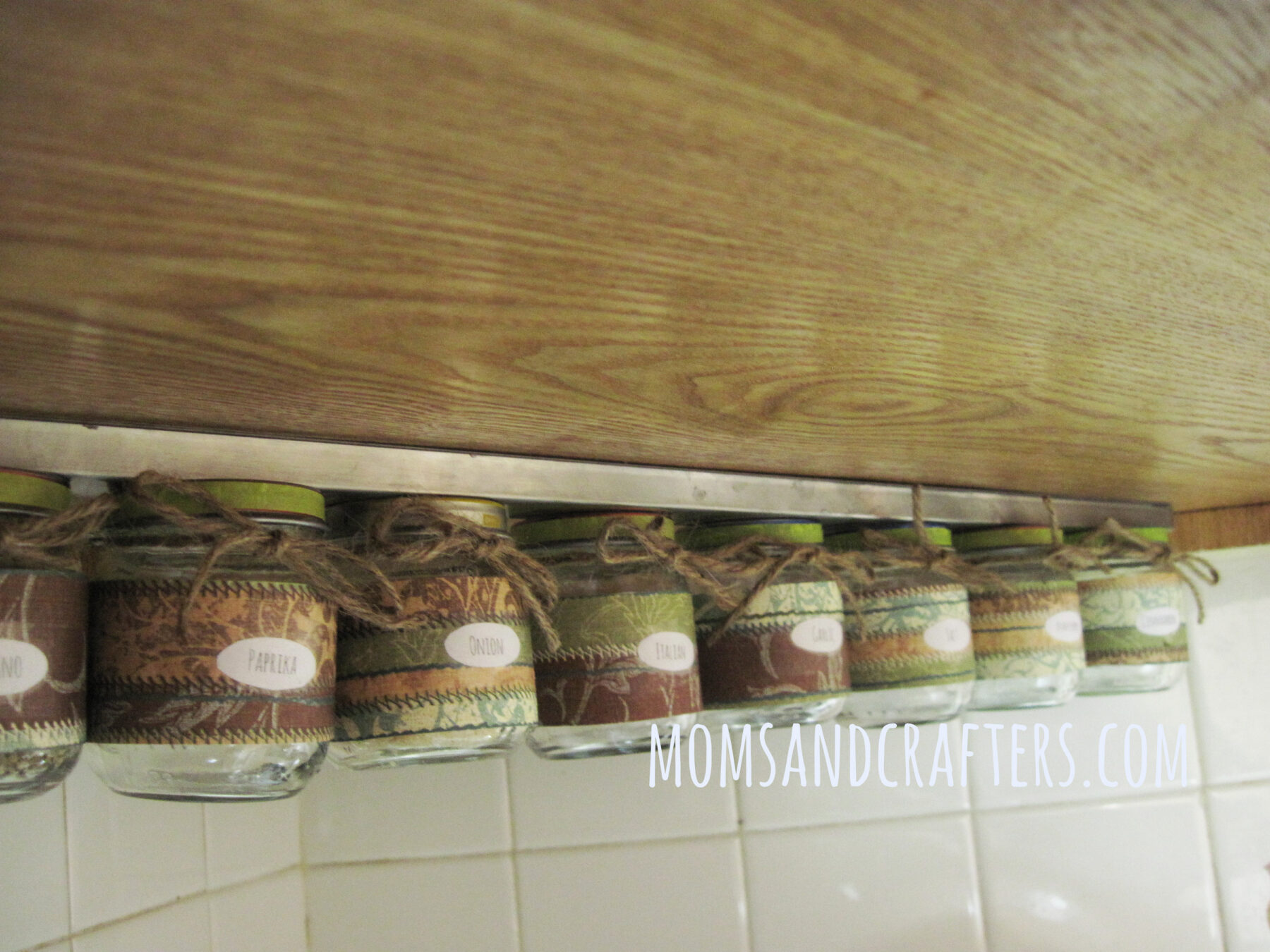 Upcycle Baby Food Jars – DIY Spice Rack