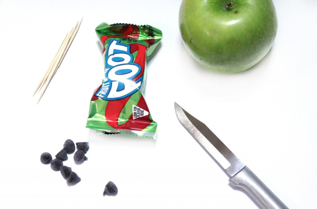 Make these adorable Teenage Mutant Ninja Turtles snacks using ony 3 ingredients, a knife, and some toothpicks! Anyone can do this, and it will delight your little (or not so little) TMNT fan