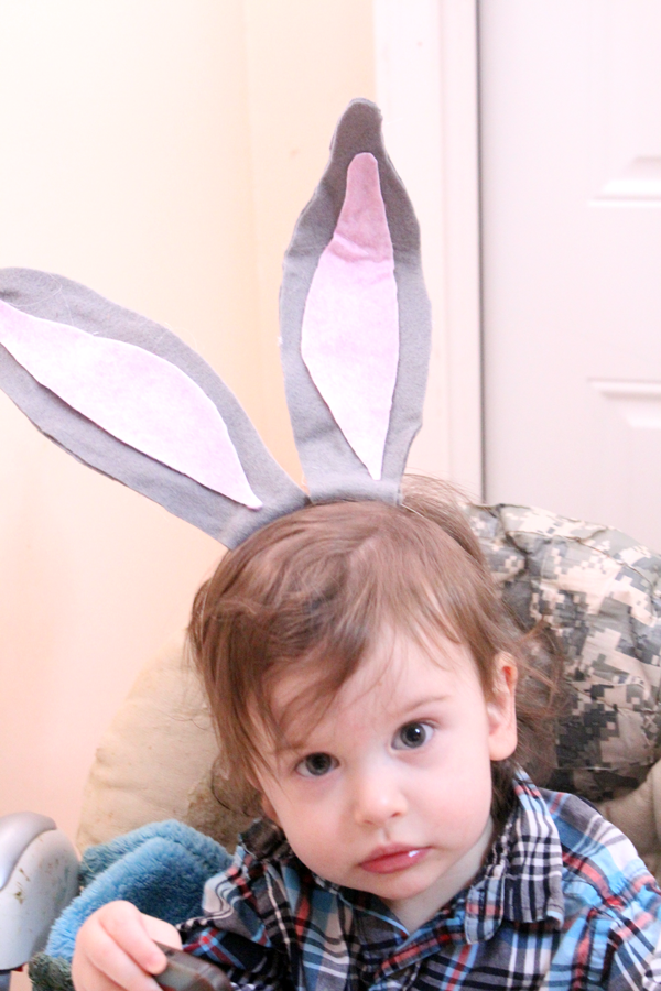 Make this DIY Bendy Bunny Ears Headband Craft for Easter bunny role play, or for dress-up! Learn how to make these jumbo bendy bunny ears - a fun Easter craft for moms to make for kids