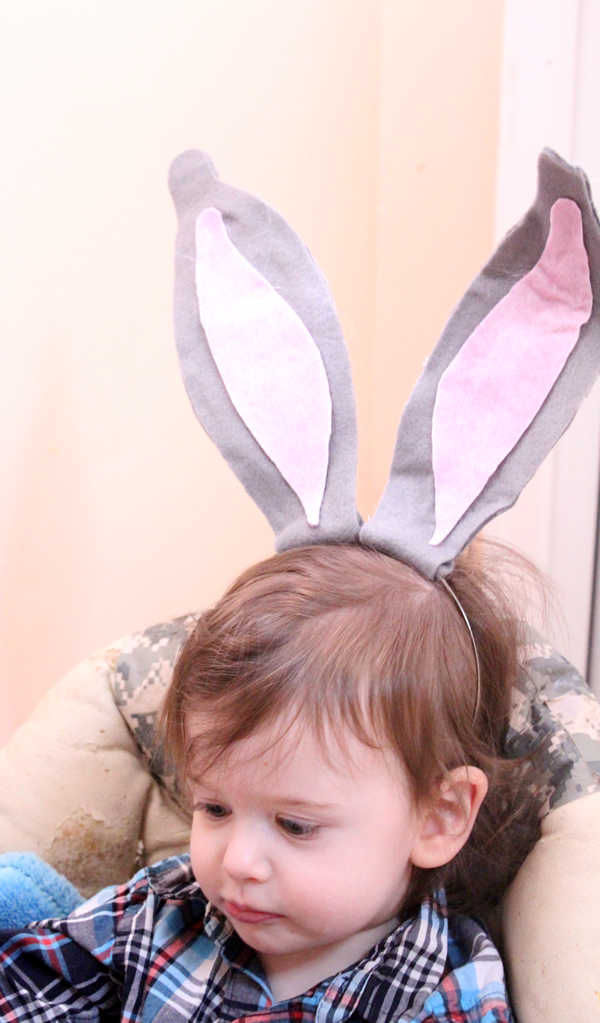 Make this DIY Bendy Bunny Ears Headband Craft for Easter bunny role play, or for dress-up! Learn how to make these jumbo bendy bunny ears - a fun Easter craft for moms to make for kids