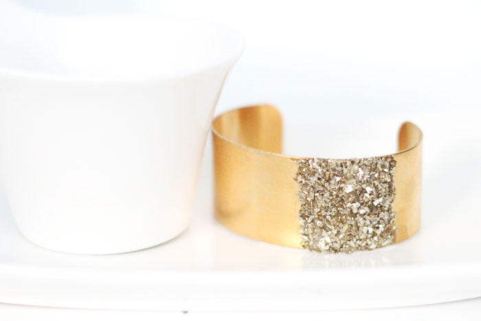Are you looking for a quick jewelry making craft that's GLAMOROUS and out-of-the box? This glitter blocked cuff is just what you need!