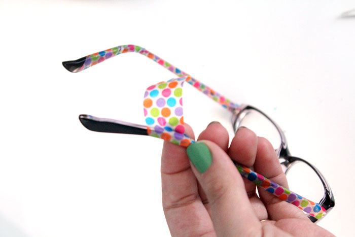 Decorate sunglasses to make a cheap, chic glam pair! This five minute craft is easy and inexpensive and a perfect craft for teens and tweens.