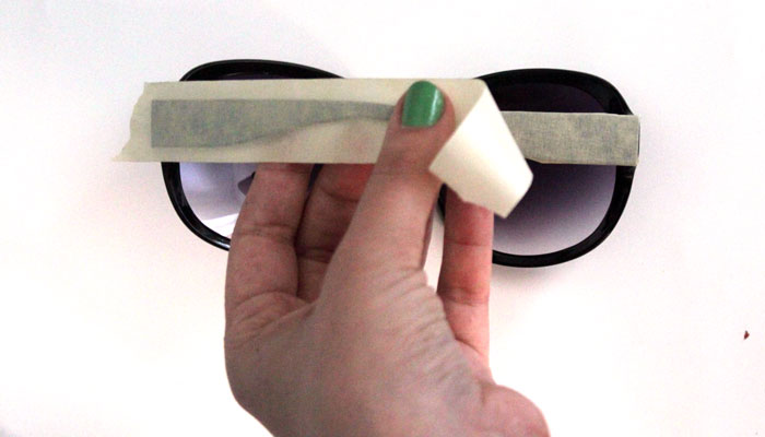 Decorate sunglasses to make a cheap, chic glam pair! This five minute craft is easy and inexpensive and a perfect craft for teens and tweens.