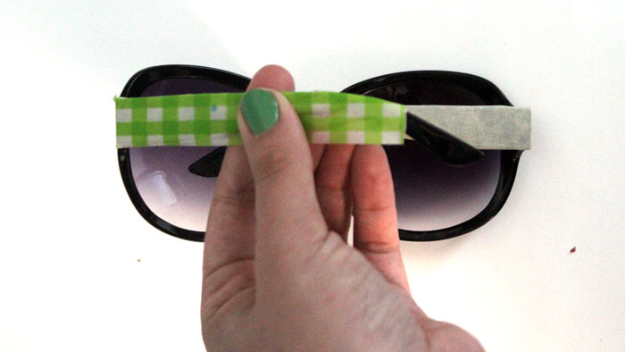 Decorate sunglasses to make a cheap, chic glam pair! This five minute craft is easy and inexpensive and a perfect craft for teens and tweens.