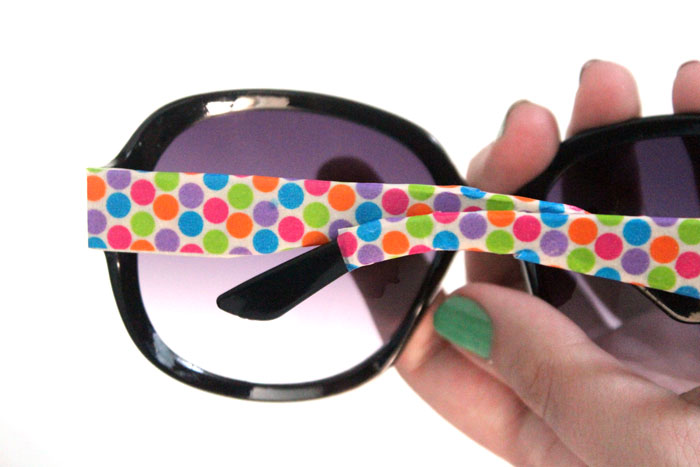 Decorate sunglasses to make a cheap, chic glam pair! This five minute craft is easy and inexpensive and a perfect craft for teens and tweens.