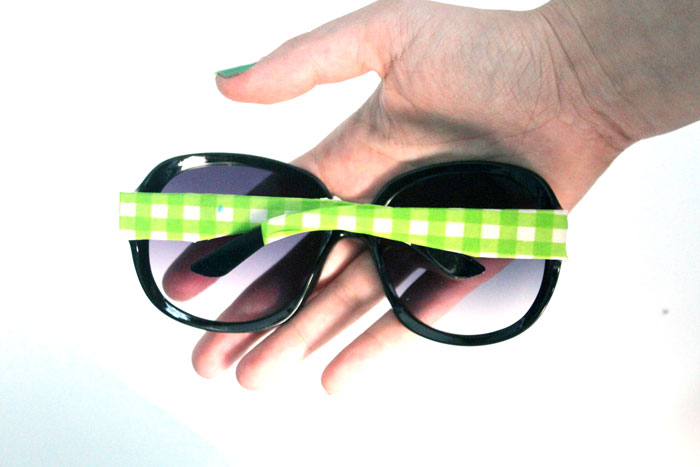 Decorate sunglasses to make a cheap, chic glam pair! This five minute craft is easy and inexpensive and a perfect craft for teens and tweens.