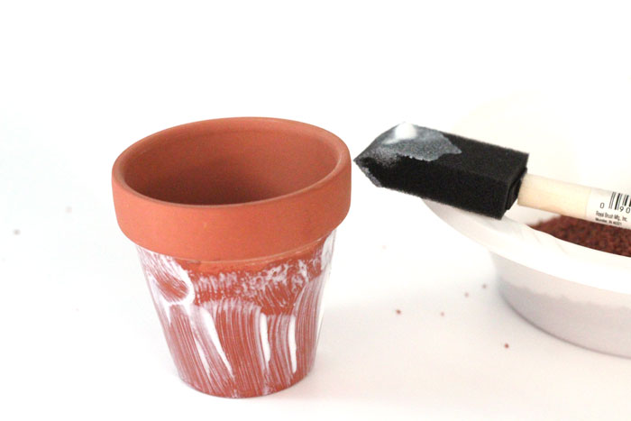 Make these beautiful, textured DIY flower pots in very little time! This easy, frugal craft will is so doable... 