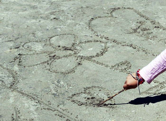 Looking for fun things to do at the beach? These family activities are good for all ages, are free (or almost free) and are great for chilly days too! 