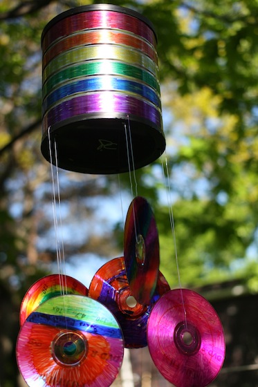 15 Amazing ways to recycle and craft with old CDs and DVDs! This is the best DIY CD upcycling craft list I've seen