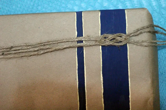It's surprisingly easy to make this beautiful DIY nautical gift wrap for guys! Such a clever idea to wrap a gift for men.