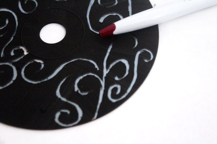 Upcycle old CDs and DVDs as doodle discs! Such a fun, easy craft for kids and adults of all ages!