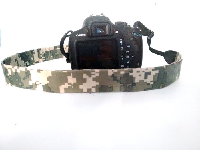 Upgrade a camera strap in five minutes with this super easy tutorial! Click for supplies and instructions - anyone can make this easy DIY craft, you don't need skills or experience.