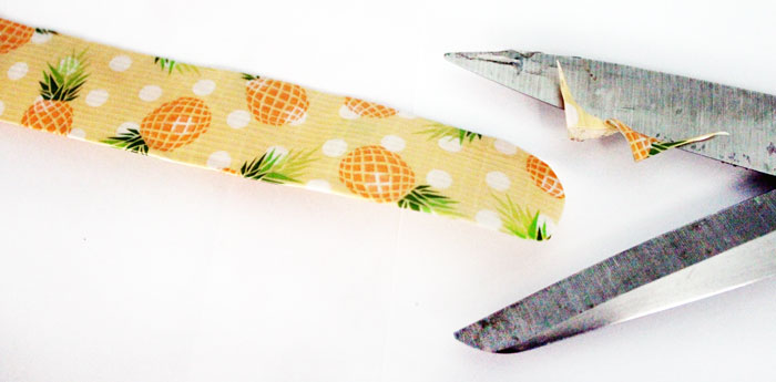 Make these bright and pretty DIY flexible rulers - a simple back to school craft for tweens and teens!