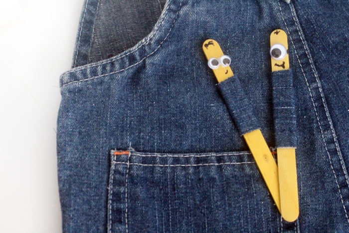 How ADORABLE are these DIY minion puppets crafts? I think they are precious - and so easy to make! They are a perfect, easy party craft for kids!