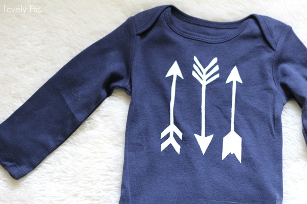 You are going to want to make every one of these adorable DIY no sew onesie ideas! They are perfect baby shower gifts and crafts for baby boys or girls!