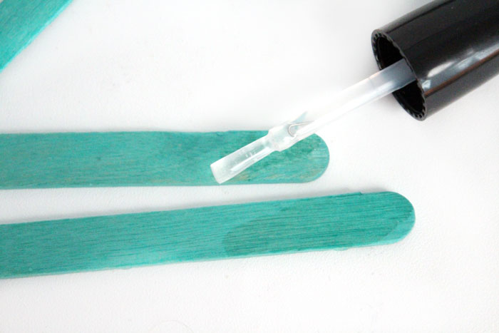 These alternatiive uses for nail polish are GENIUS! You need to check out these life hacks and tips, all using NAIL POLISH!