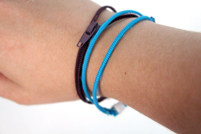Make this adorable DIY zipper bracelet to wear or to gift! An amazing beginner sewing and jewelry making craft for teens and tweens!