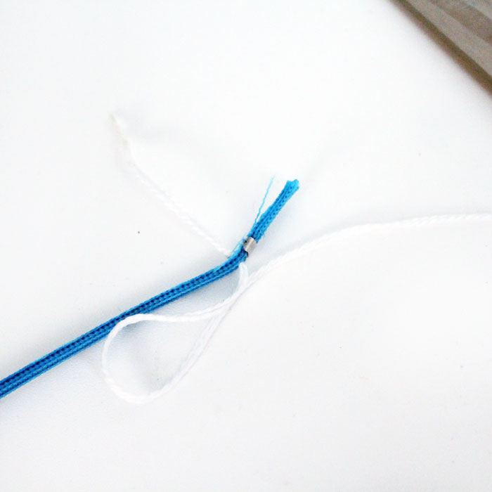 Make this adorable DIY zipper bracelet to wear or to gift! An amazing beginner sewing and jewelry making craft for teens and tweens!
