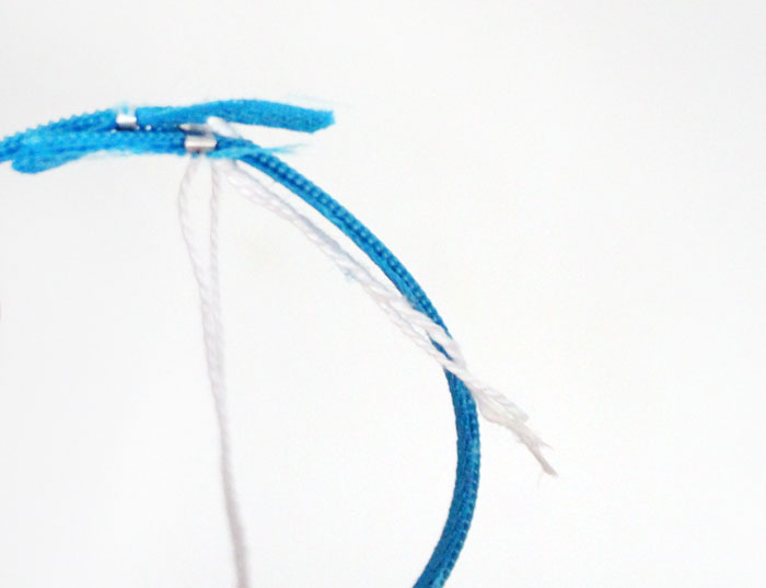 Make this adorable DIY zipper bracelet to wear or to gift! An amazing beginner sewing and jewelry making craft for teens and tweens!