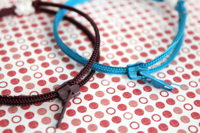 Make this adorable DIY zipper bracelet to wear or to gift! An amazing beginner sewing and jewelry making craft for teens and tweens!
