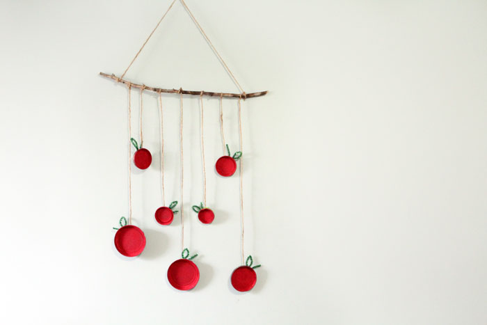 Make this beautiful apple wall hanging - an easy, pretty apple craft for kids! Make it for the Jewish High Holidays, or make it as an autumn craft. Either way, your kid will love this DIY wall art.