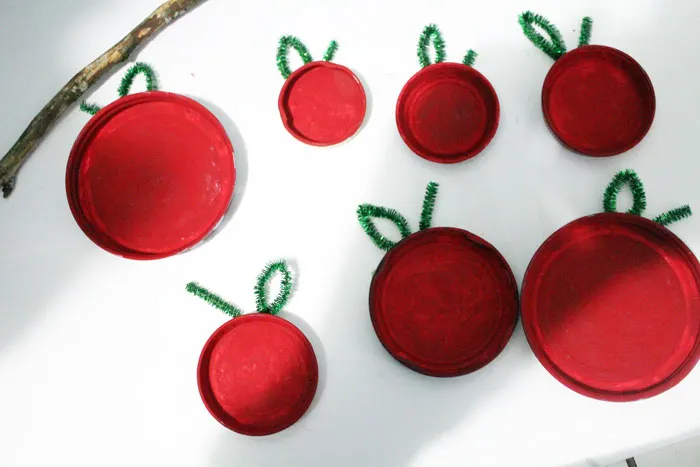 Make this beautiful apple wall hanging - an easy, pretty apple craft for kids! Make it for the Jewish High Holidays, or make it as an autumn craft. Either way, your kid will love this DIY wall art.