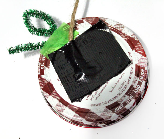 Make this beautiful apple wall hanging - an easy, pretty apple craft for kids! Make it for the Jewish High Holidays, or make it as an autumn craft. Either way, your kid will love this DIY wall art.