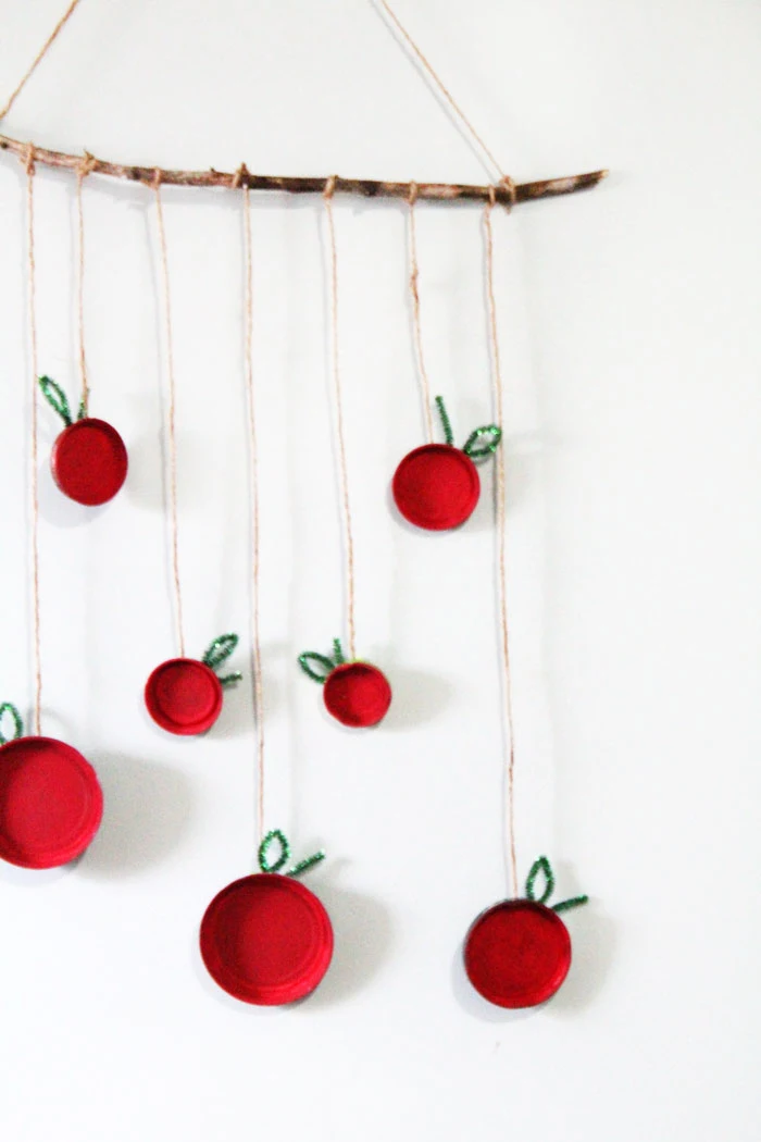 Make this beautiful apple wall hanging - an easy, pretty apple craft for kids! Make it for the Jewish High Holidays, or make it as an autumn craft. Either way, your kid will love this DIY wall art.