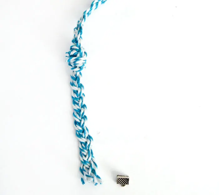 Make these adorable DIY braided friendship bracelet! A quirky jewelry making craft to learn some basic techniques.