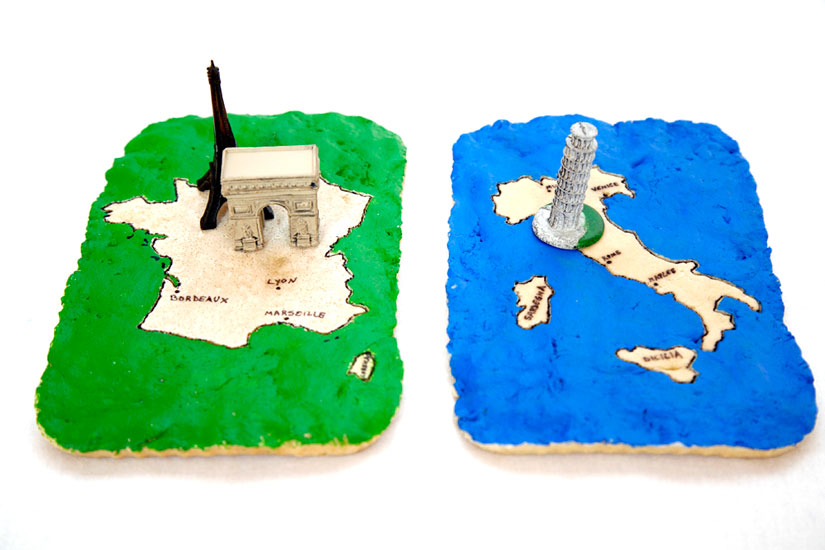 Mapy z gliny DIY są łatwe do wykonania - a zabawa z nimi jest jeszcze przyjemniejsza!  To świetna aktywność podróżnicza i rzemiosło dla dzieci oraz edukacyjna zabawka do majsterkowania