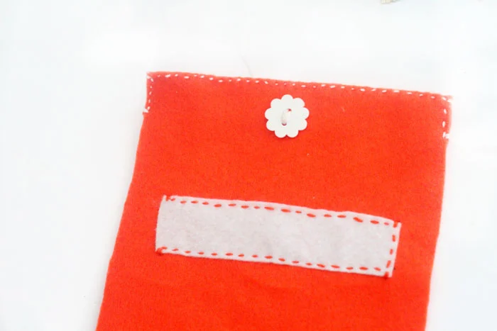 Make an adorable DIY felt covered notebook ! Such a great back to school craft for teens or tweens. 