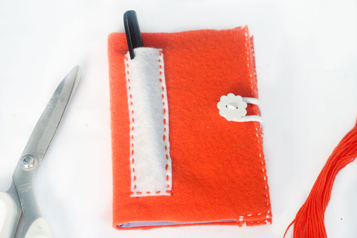 Make an adorable DIY felt covered notebook ! Such a great back to school craft for teens or tweens. 