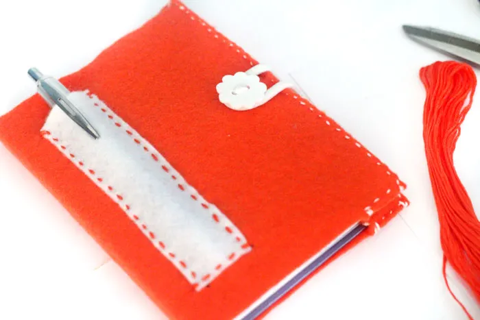 Make an adorable DIY felt covered notebook ! Such a great back to school craft for teens or tweens.
