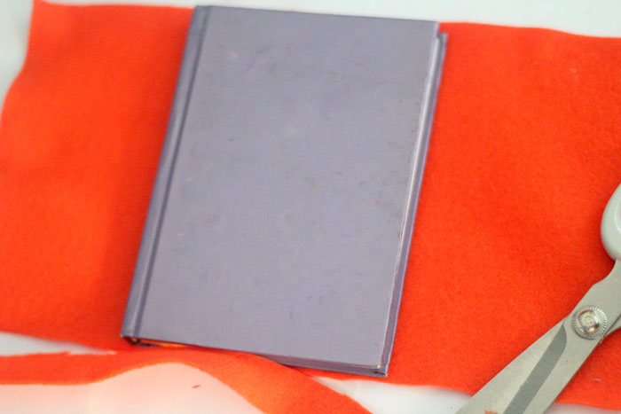 Make an adorable DIY felt covered notebook ! Such a great back to school craft for teens or tweens. 