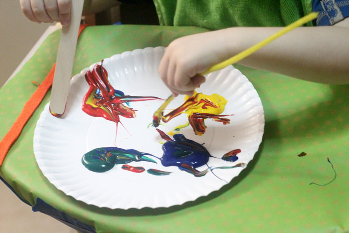 EASY TODDLER PAINTING ACTIVITY: PAINT WITH HOUSEHOLD ITEMS * Moms