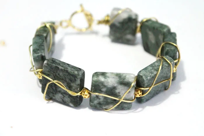 Wow - isn't this DIY wire wrapped bracelet beautiful? It's such a great DIY holiday gift for women, and is a great beginner jewelry making tutorial!