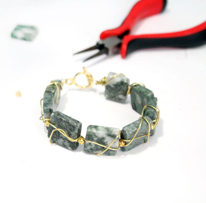 Wow - isn't this DIY wire wrapped bracelet beautiful? It's such a great DIY holiday gift for women, and is a great beginner jewelry making tutorial! 