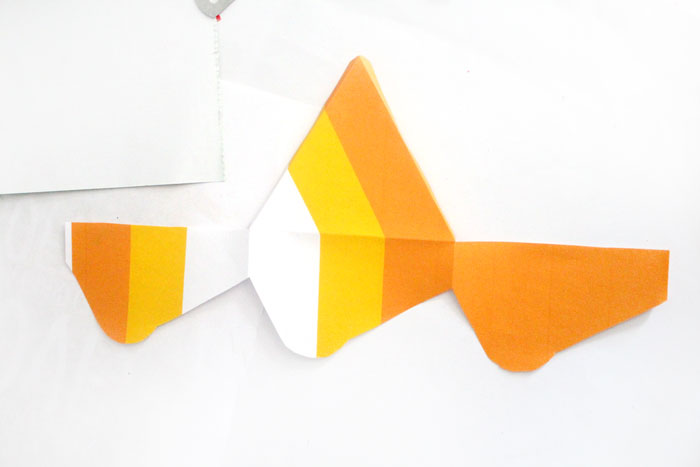 Aren't these candy corn treat boxes adorable? You can print it for free - it's a free printable favor idea that's perfect for Halloween or an autumn party!
