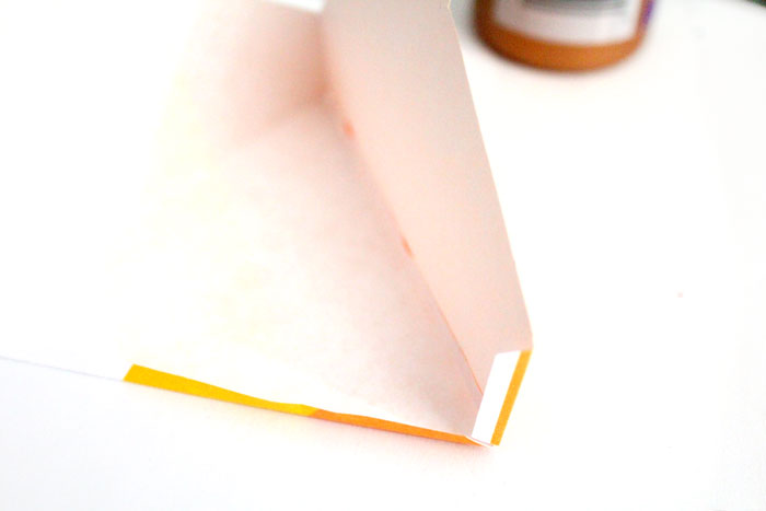 Aren't these candy corn treat boxes adorable? You can print it for free - it's a free printable favor idea that's perfect for Halloween or an autumn party!