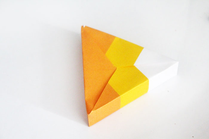 Aren't these candy corn treat boxes adorable? You can print it for free - it's a free printable favor idea that's perfect for Halloween or an autumn party!