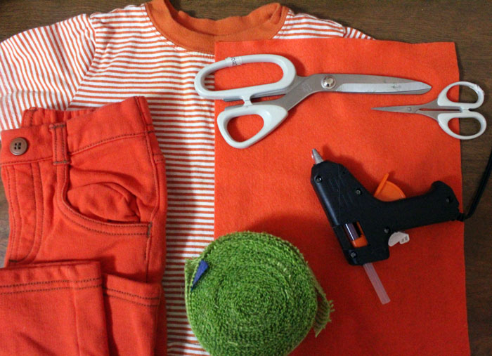I love this Halloween costume for toddlers - such a great DIY idea! It's a no sew carrot costume that's really cheap and easy to put together too.