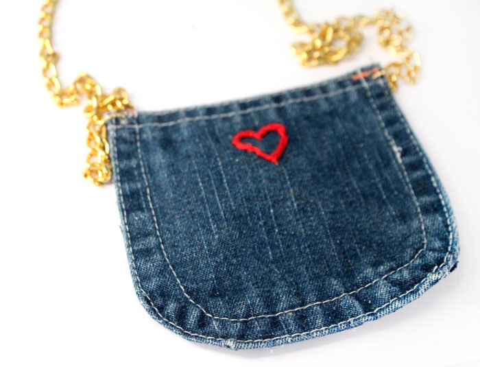 Isn't this DIY recycled denim purse adorable? Perfect for my niece. It's an easy no sew craft, great for kids or a cool accessory for storing a cell phone for teens.