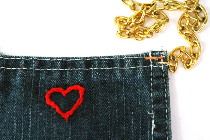 Isn't this DIY recycled denim purse adorable? Perfect for my niece. It's an easy no sew craft, great for kids or a cool accessory for storing a cell phone for teens.