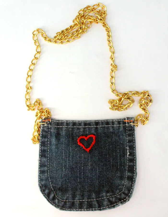 Isn't this DIY recycled denim purse adorable? Perfect for my niece. It's an easy no sew craft, great for kids or a cool accessory for storing a cell phone for teens.
