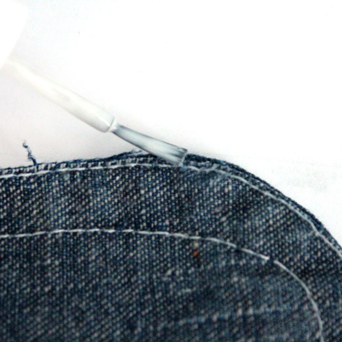 Isn't this DIY recycled denim purse adorable? Perfect for my niece. It's an easy no sew craft, great for kids or a cool accessory for storing a cell phone for teens.
