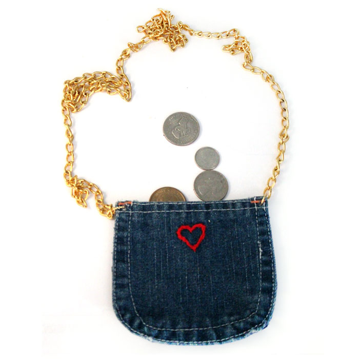 Make super easy crafts from old jeans! These 16 recycled denim crafts and DIY ideas are perfect for upcycling and repurposing old clothing. They make great teen crafts too :)