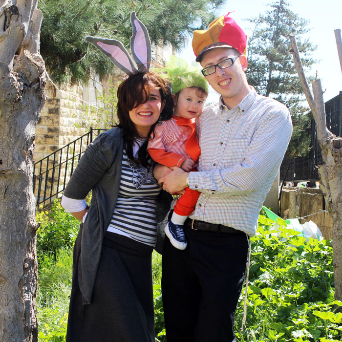 An adorable family costume idea - you'll love it! Includes DIY costume tutorials - no sew.