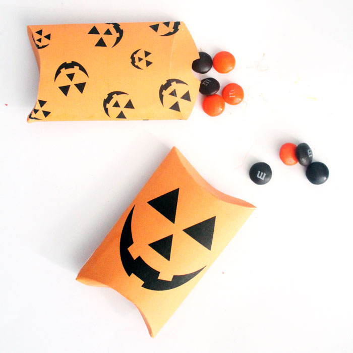 Can you believe that you can print these Halloween treat boxes for free?! Click to access these free printable Jack O Lantern pillow boxes!