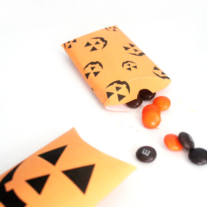 Can you believe that you can print these Halloween treat boxes for free?! Click to access these free printable Jack O Lantern pillow boxes!